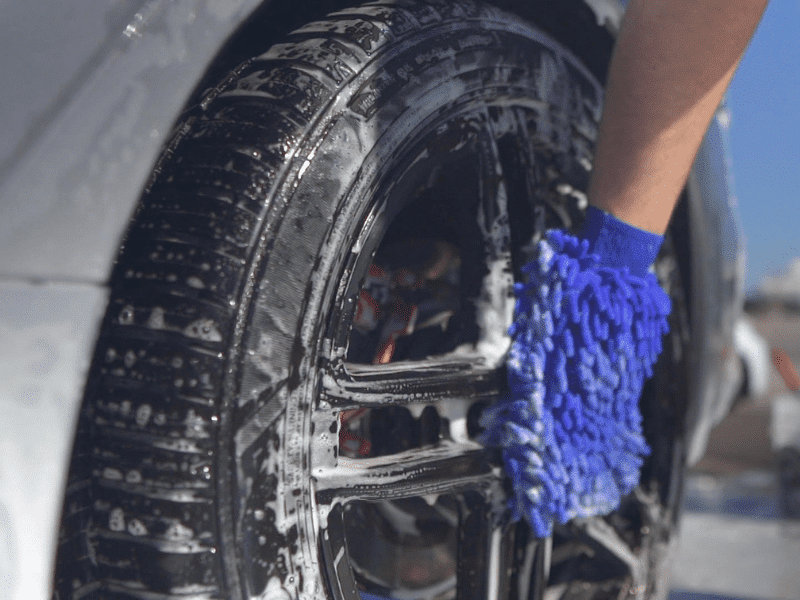 Wheels cleaning and tire shine